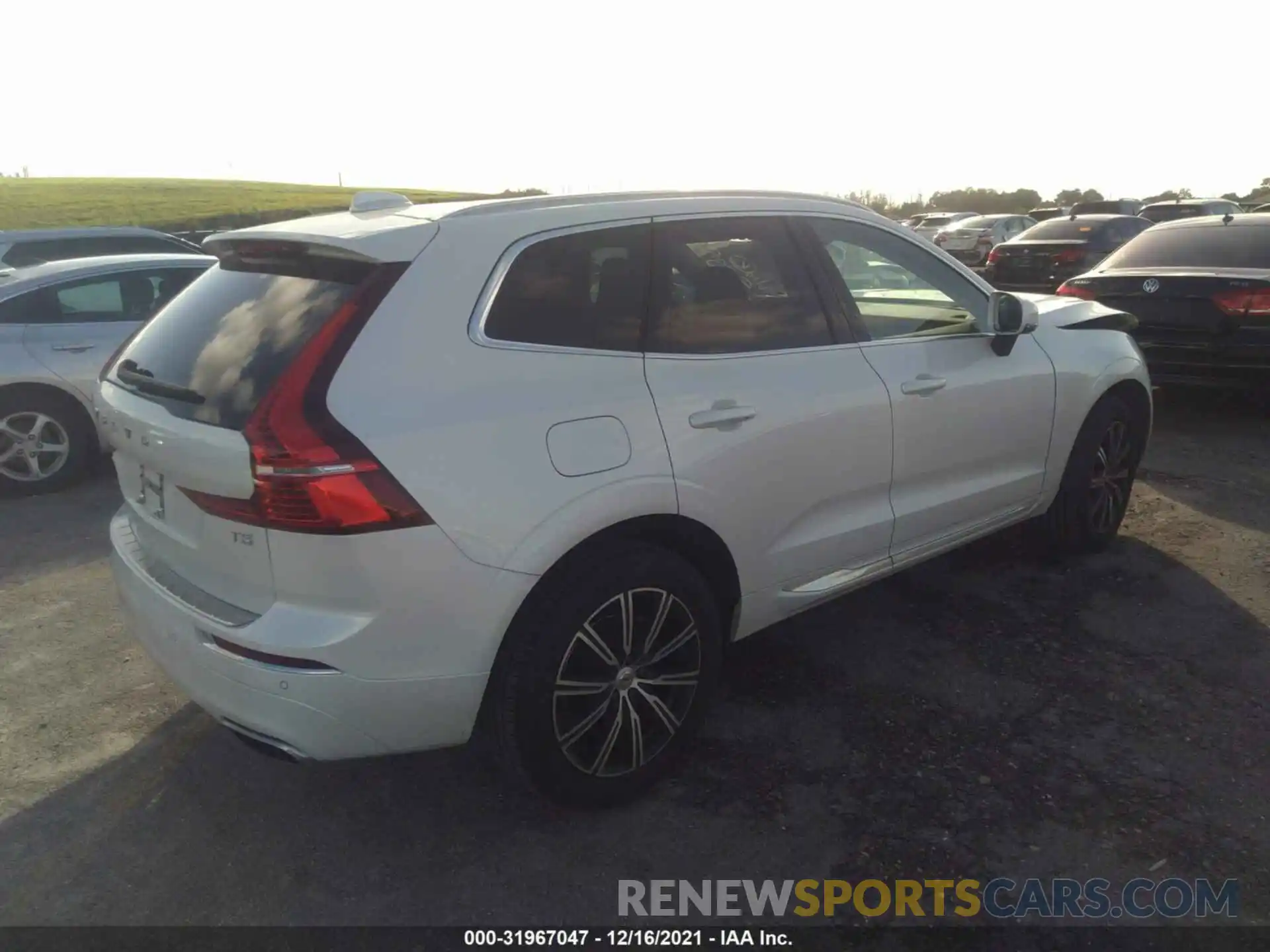 4 Photograph of a damaged car YV4102DL4M1825623 VOLVO XC60 2021