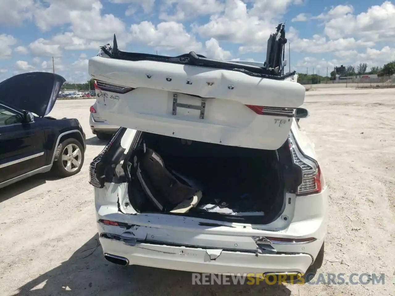 9 Photograph of a damaged car YV4102DL5M1759941 VOLVO XC60 2021