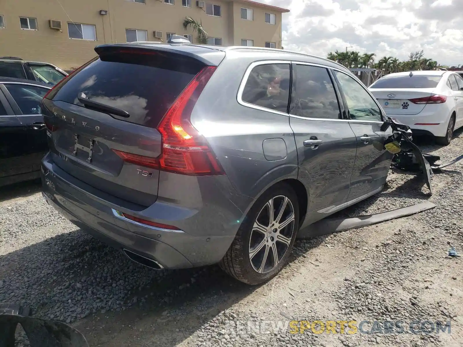 4 Photograph of a damaged car YV4102RL1M1738433 VOLVO XC60 2021