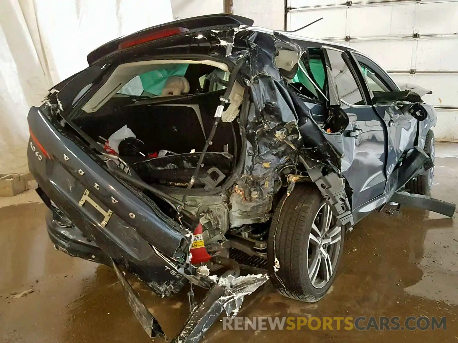 4 Фотография поврежденного автомобиля LYV102RK4KB284971 VOLVO XC60 T5 2019