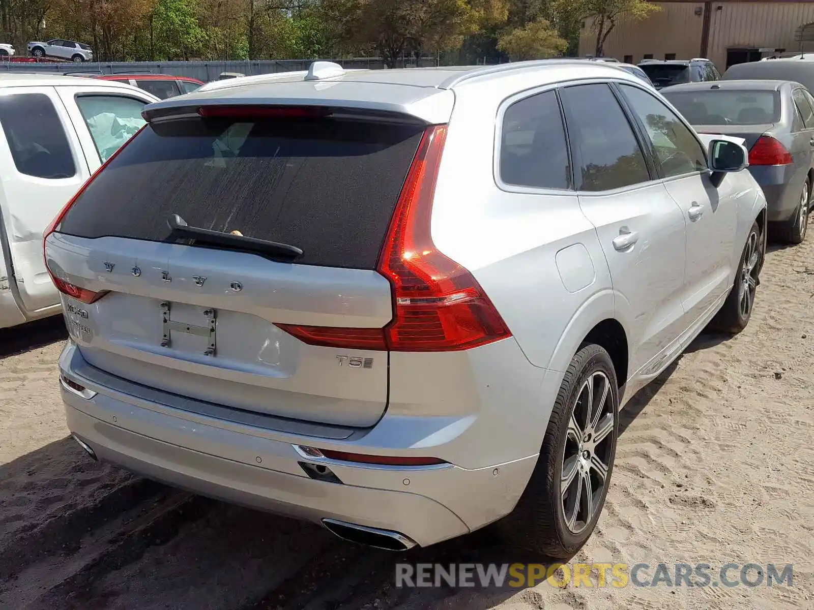4 Photograph of a damaged car LYV102DL7KB200285 VOLVO XC60 T5 IN 2019