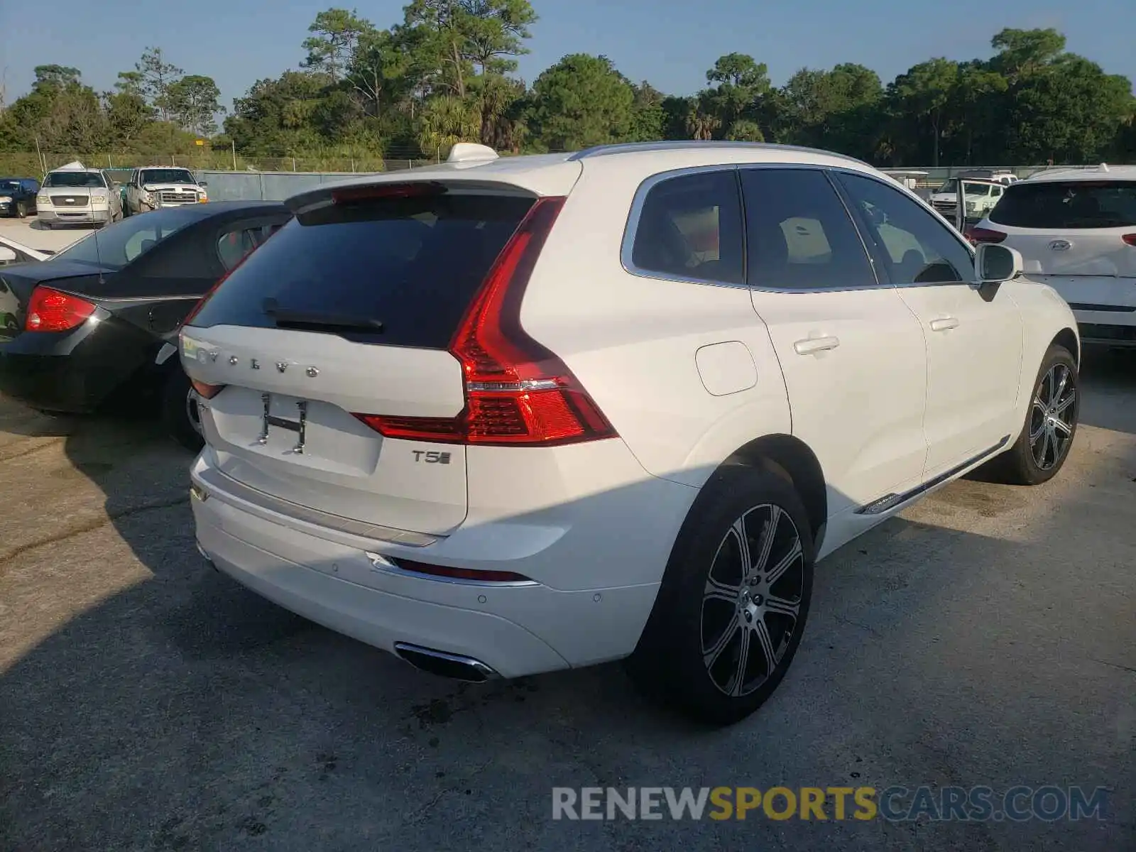 4 Photograph of a damaged car YV4102DL3L1491194 VOLVO XC60 T5 IN 2020