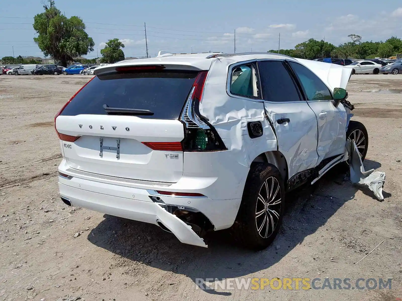 4 Фотография поврежденного автомобиля YV4102DL8L1470356 VOLVO XC60 T5 IN 2020