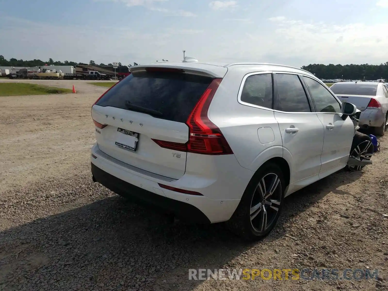 4 Photograph of a damaged car LYV102DK5KB204925 VOLVO XC60 T5 MO 2019