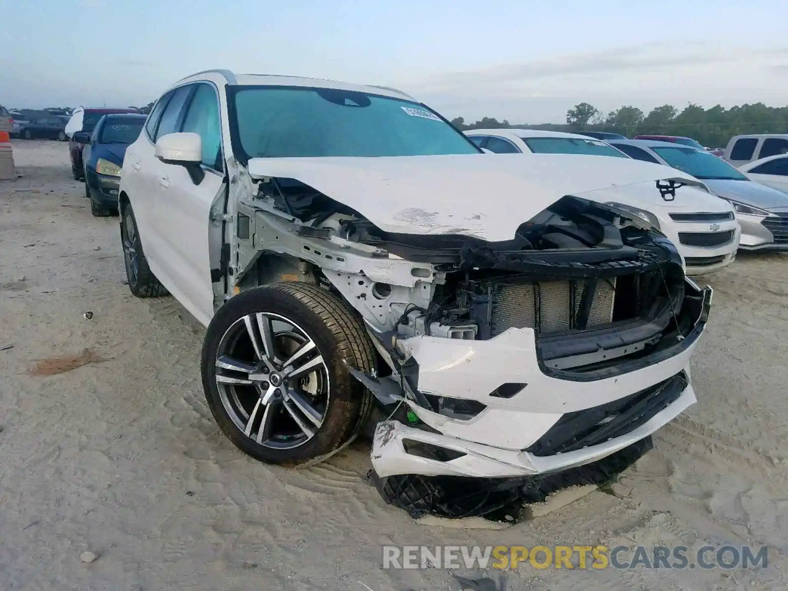 1 Photograph of a damaged car LYV102DK7KB176125 VOLVO XC60 T5 MO 2019