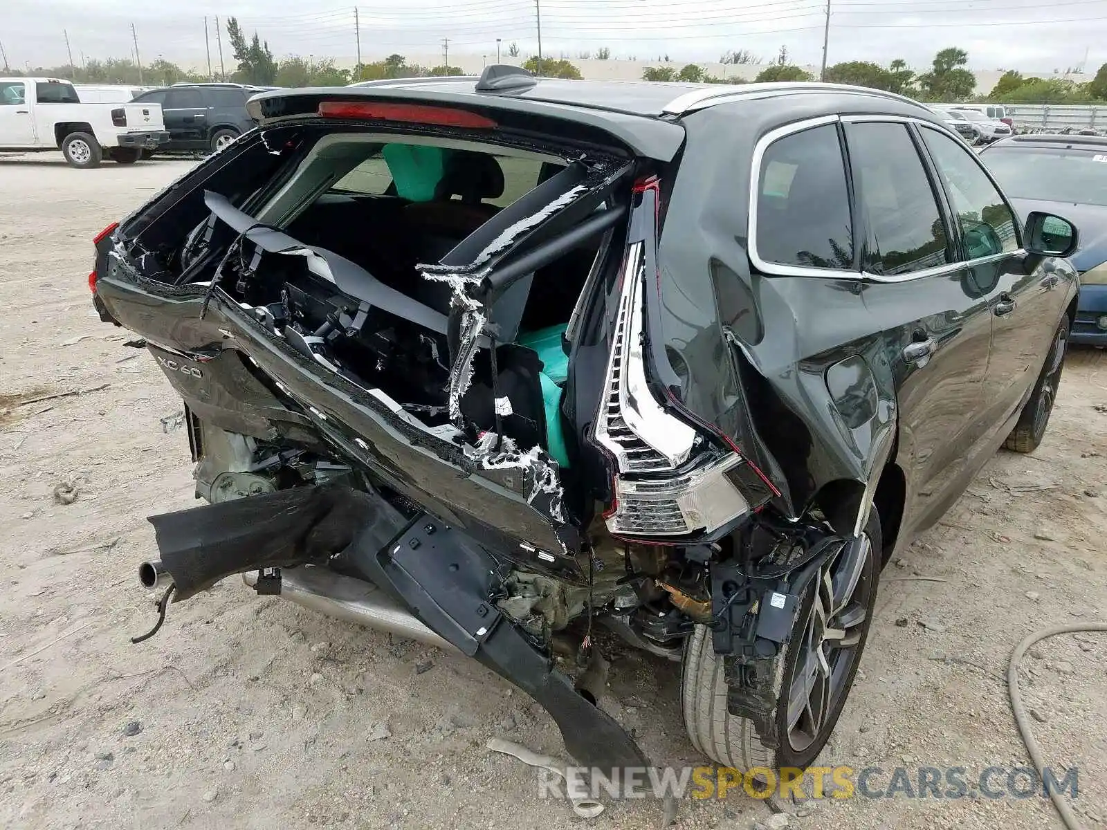 4 Photograph of a damaged car LYV102DK7KB224044 VOLVO XC60 T5 MO 2019