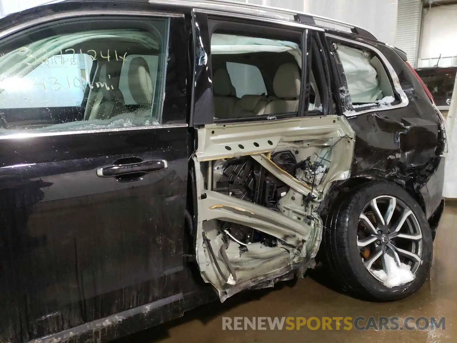 9 Photograph of a damaged car YV4102PK7K1425751 VOLVO XC90 2019