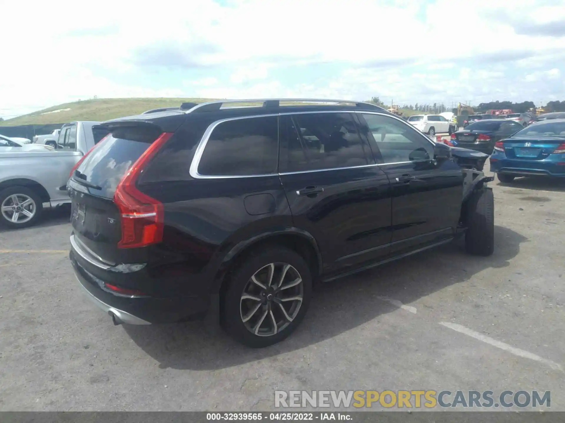 4 Photograph of a damaged car YV4102PK8K1510727 VOLVO XC90 2019