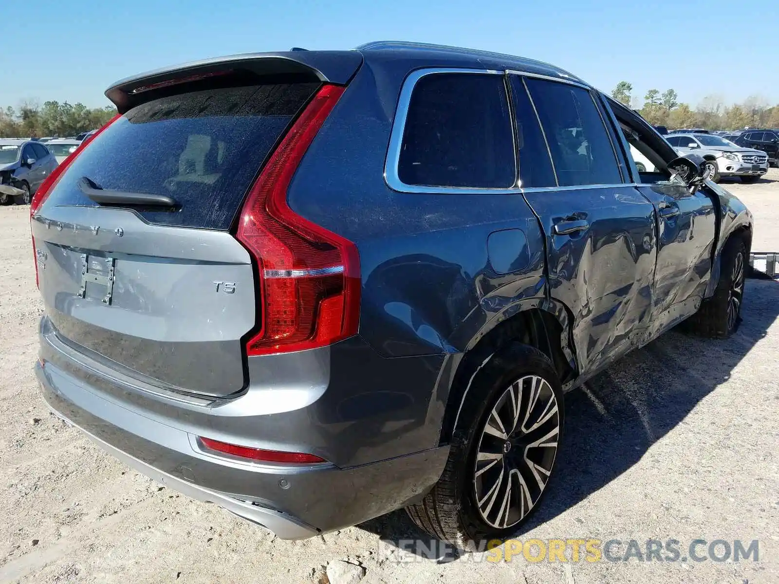 4 Photograph of a damaged car YV4102CK9L1562519 VOLVO XC90 2020