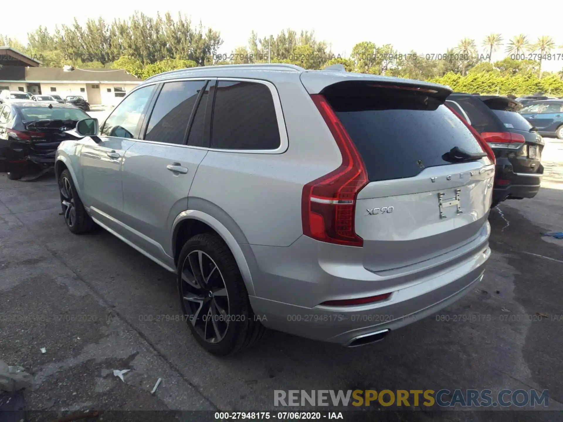3 Photograph of a damaged car YV4A221K0L1550935 VOLVO XC90 2020