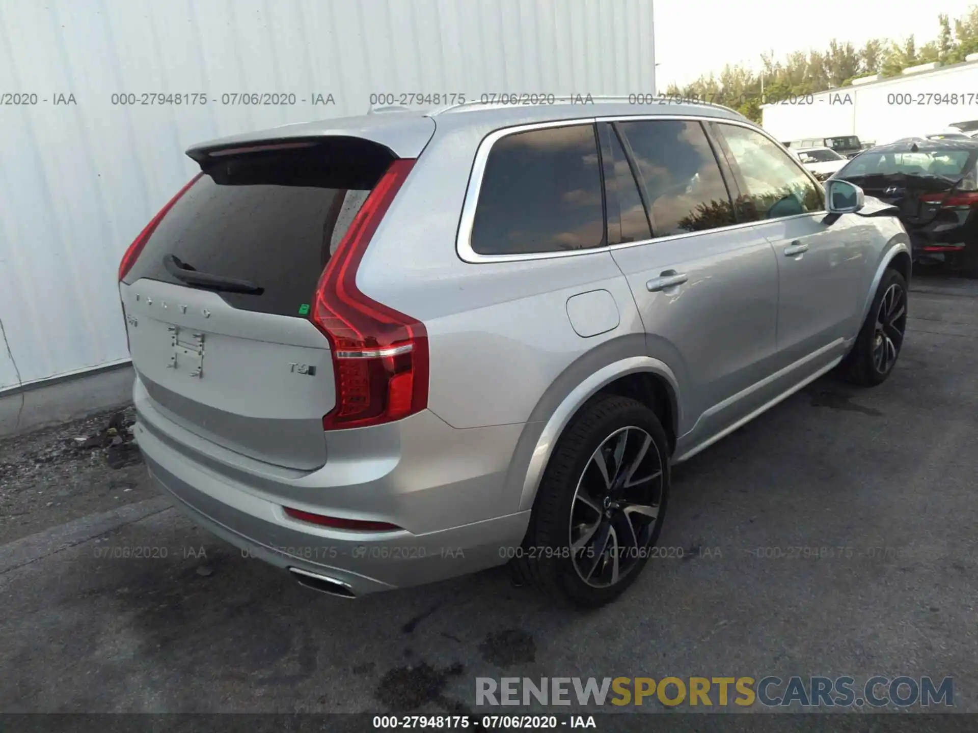 4 Photograph of a damaged car YV4A221K0L1550935 VOLVO XC90 2020