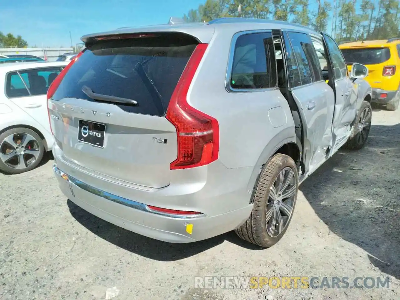 4 Photograph of a damaged car YV4A221L1N1807404 VOLVO XC90 2022